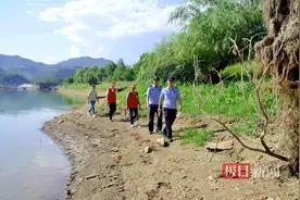 纳凉不忘防溺水，看民警如何守护生命安全图片