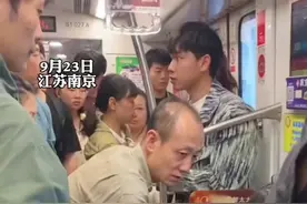 9月23日江苏南京，女孩乘地铁身体不适突然晕倒，同车厢医生紧急出手救助！图片