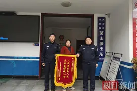 母牛带着小牛犊暴走8公里出逃，老主人笑了：“下了崽带回来让我们瞧瞧”图片