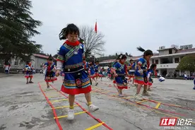 跳滑梯、踢毽子、打篮球——麻阳这所小学课间活动精彩纷呈图片