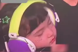 薛之谦演唱会小女孩“盛装出席”，不料中途听困睡着，薛之谦：我不信她耳机里听的是我的歌。图片