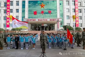 “红领巾”与“橄榄绿”共缅先烈！图片