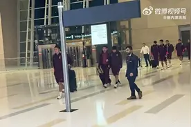 国足赢巴林赛后直奔机场回国，球迷在机场高呼NB图片