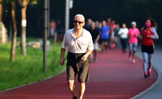散步没用？院士揭秘：这种锻炼老年人最缺，寿命长短全靠它
