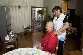 家床服务走进老人心里，居家也可尽享专业养老服务图片