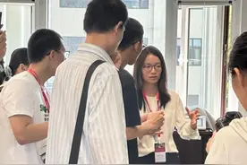 “韦神”也来当听众！王虹回北大开数学讲座，现场座无虚席图片