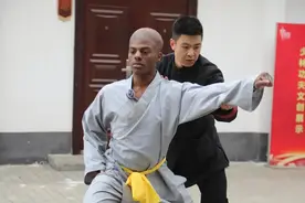 甲亢哥闪现蒙古国直播，透露想再见卤鹅大叔和少林寺师傅，网友：欢迎再来图片