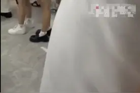 女生买2份饭拿6双筷子被食堂怒斥盗窃，高校回应图片