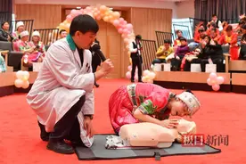 急救“课堂”搬到舞蹈比赛现场，参赛选手抽空跟着学心肺复苏技术图片