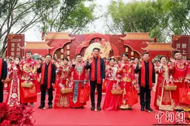 广西玉林举办集体婚礼 100对新人喜结连理图片
