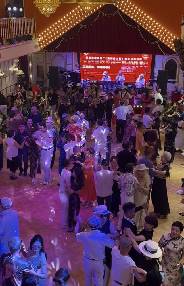 探访沪上银发网红地：这里为何称老人百元一日聚“天花板”