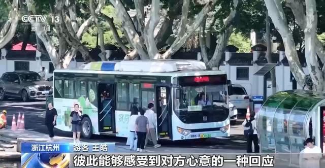 “看熊猫专线” “赏荷巴士”……暑期解锁一站式旅游观光