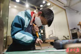 这个小木匠火了！武汉9岁小学生自己打家具图片