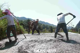 大方县六龙镇  打通公路“最后一公里”   铺平“乡村振兴”路图片