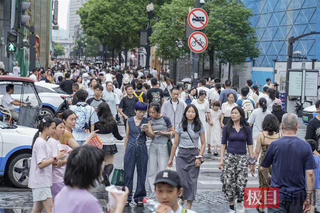 降温后，武汉的街头更热闹了