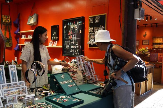 与故宫、长城同台领奖，这座长满了国际游客的古镇拥有怎样的“出海密码”