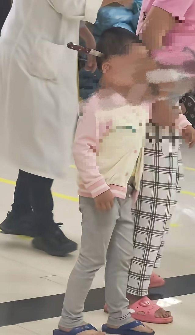 云南“头上插刀”女童淡定走进医院后续：已手术成功取刀 女童身体情况稳定
