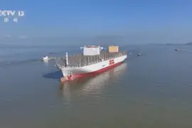 又一艘中国造世界级“海上巨无霸”出江试航图片
