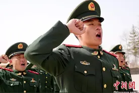 驻守中国原子城武警官兵缅怀革命先烈图片