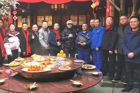 春节申遗成功大会现场出现的阆中古城侯家大院“团圆饭” 火了！从除夕到正月初六暴涨 ｜非遗春节图片