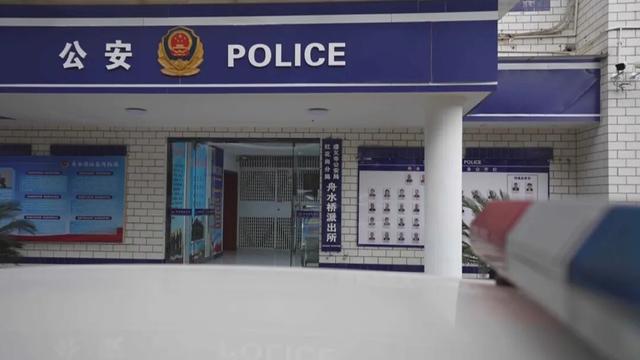 贵州一男子就餐时发现老板娘行为很“可疑”，仔细一听，果断报警！