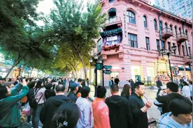 老街阳台音乐会奏响迷人冰城夜图片