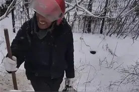 湖北七旬老人雪地里拄木棍为返乡人送热水，网友：暖了大家的心图片