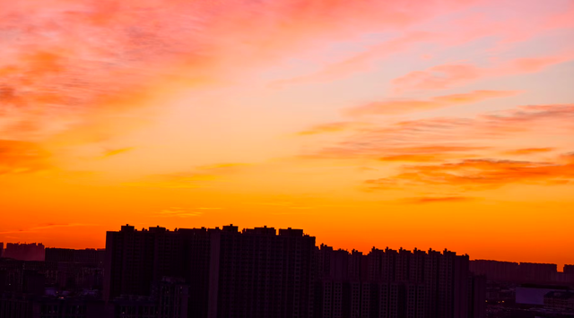 朝色漫染，天空披彩	，北京的晨光太治愈了！