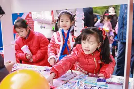 小手传大爱 义卖暖人心！他们都是小小志愿者图片