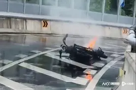 高架路上电动自行车自燃起火，广州95后“的哥”带头灭火图片