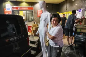 “宝贝对不起……”最后一次在这响起，陪伴市民30年的太平洋百货的最后一夜图片
