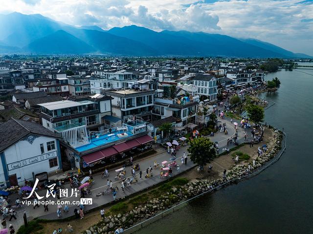 云南大理：洱海生态廊道游人如织