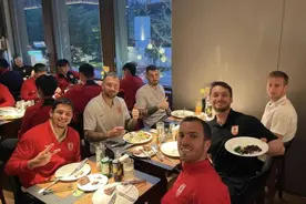 忙中偷闲吃大餐 亚泰备战与海港之战张弛有度图片