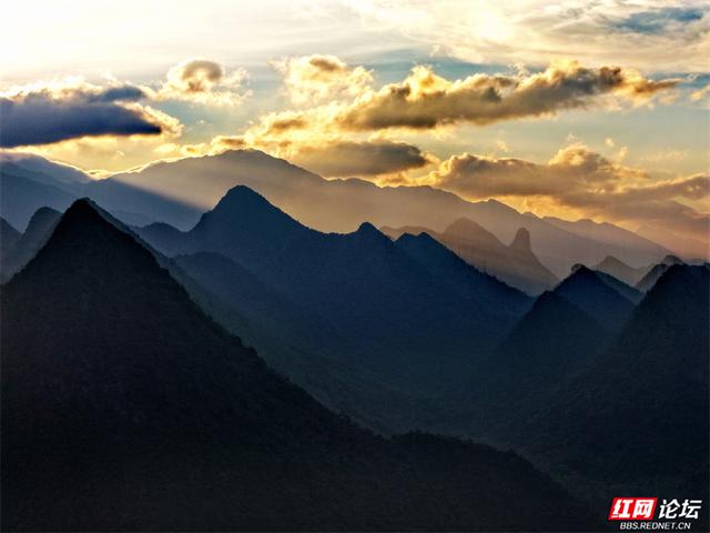 岁暖时刻丨桂林藏着座“大地之眼”！晨曦漫过石拱，看群峰在天然画框里苏醒