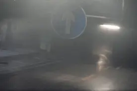 “嘭”！鞭炮“炸”车库，男童惹祸后竟蹦蹦跳跳离开现场图片