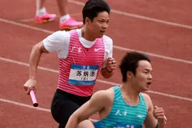 为了队伍，他还跑得动！百米弃赛后苏炳添接力夺冠图片