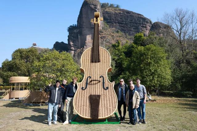 当“古典音符”遇见“丹霞仙境”：德国汉诺威交响乐团今日打卡龙虎山！