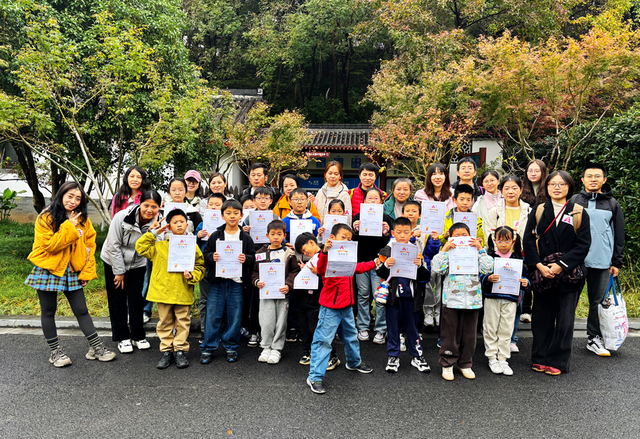 “党建红”点亮“枫”景丨栖霞山 “红枫护卫队” 上线！