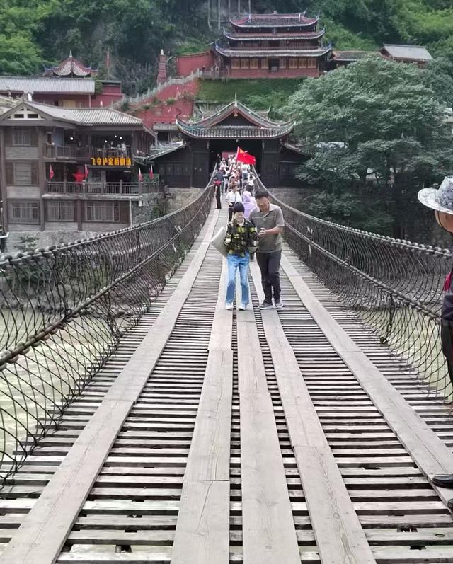 郑州“蝴蝶宝贝”带伤在泸定桥走一个来回，在折多山垭口经历暖心相助