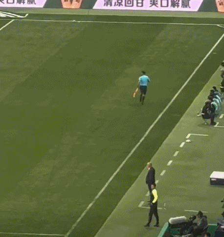 😂这也可以？中超一边裁执法时进入比赛场地，动作有点👀图片