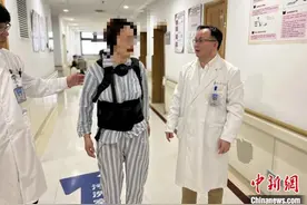 中新健康丨咳“断”胸椎的强直性脊柱炎患者在上海成功接受微创手术并康复图片