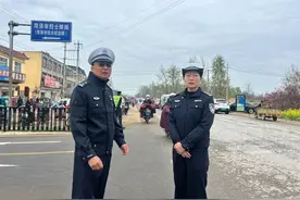 学子远足祭扫，牡丹交警全程护航图片