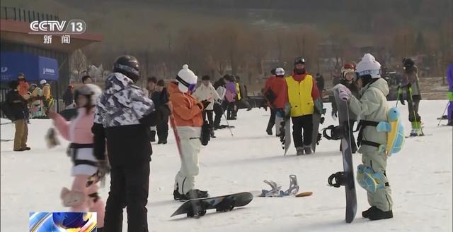专列、雪假、滑雪场开板 北方各地迎来“冰雪热”