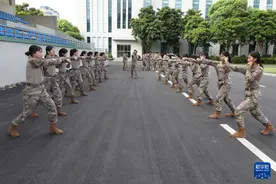 150余名澳门学生走进军营“淬火”——第十七届澳门青年学生军事夏令营在驻澳门部队开营图片