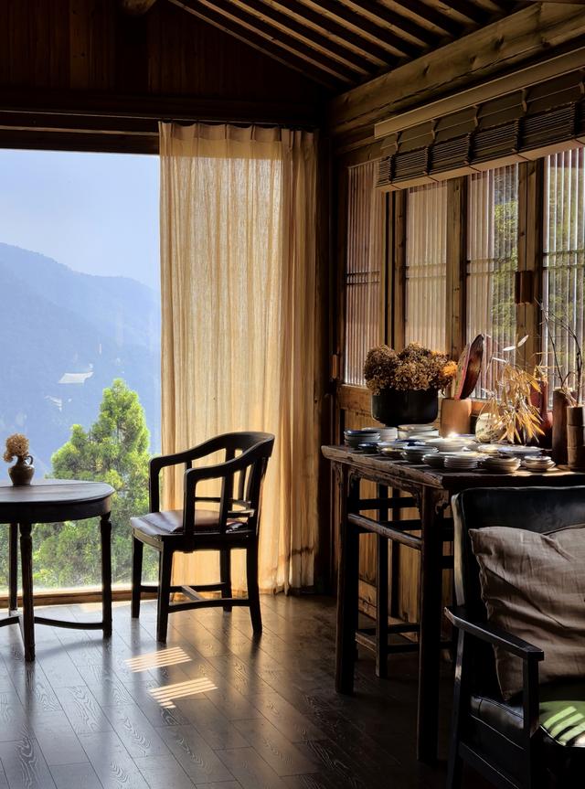 为了悬崖上的古村落，做了这间茶室