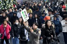 韩媒：韩国民众不舍告别“福宝”，不少游客排队4小时，限看5分钟图片