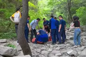济南：女子爬山不慎摔伤 消防一小时抬下山图片