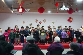 一群“小小孩”“卖汤圆”给“老小孩”~图片
