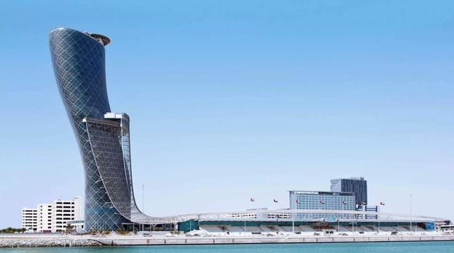 一半沙漠、一半海水，一座渔村的现代化奇迹