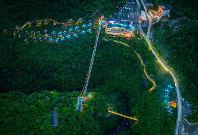 硬核科技碰撞自然秘境！湖北恩施地心谷景区成暑期顶流
